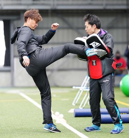 牧との合同自主トレでミドルキックを放つ大和（左）＝代表撮影