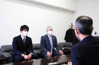 母校・京産大へ優勝報告のため表敬訪問した平野佳（右奥）＝京産大提供＝