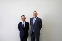 母校・京産大への表敬訪問で黒坂学長（左）と初対面した平野佳（京産大提供）