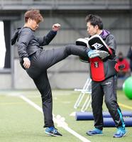 牧との合同自主トレでミドルキックを放つ大和（左）＝代表撮影