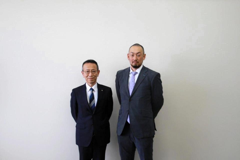 母校・京産大への表敬訪問で黒坂学長（左）と初対面した平野佳（京産大提供）