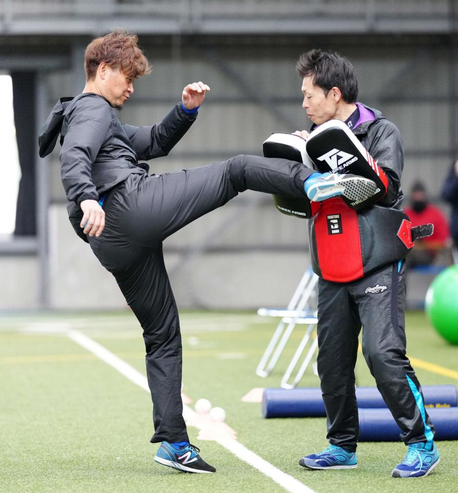 牧との合同自主トレでミドルキックを放つ大和（左）＝代表撮影