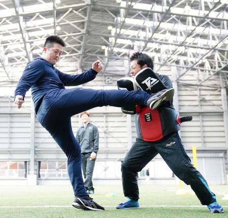 　大和（後方）との合同自主トレで右ミドルキックを放つ牧