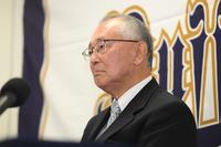 会見を行うオリックス・宮内オーナー（撮影・石井剣太郎）