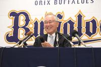 会見を行うオリックス・宮内オーナー（撮影・石井剣太郎）
