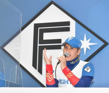 　一新されたチームロゴをバックに熱く語る