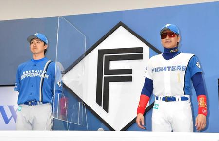 　新ユニホームを披露する新庄ビッグボス（右）と上沢