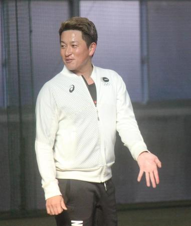 　公開した自主トレで汗を流す楽天・川島慶三内野手