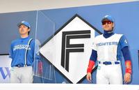 　新ユニホームを披露する新庄ビッグボス（右）と上沢