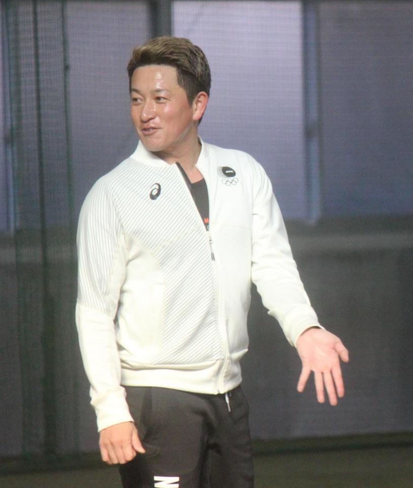 　公開した自主トレで汗を流す楽天・川島慶三内野手