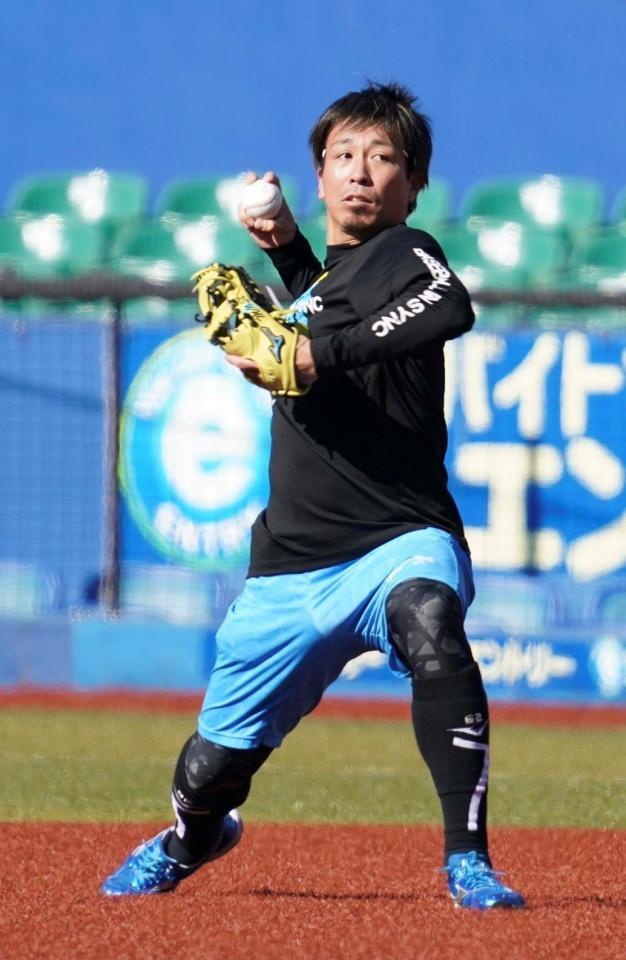 ＺＯＺＯマリンで自主トレを公開した益田（代表撮影）