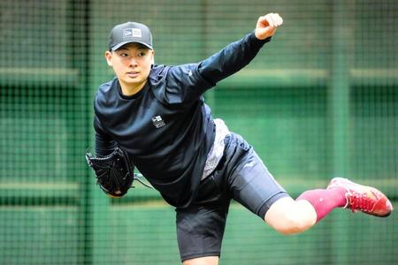 　自主トレを公開した松井裕（球団提供）