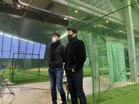 小園のブルペンを見守る三浦監督（右）