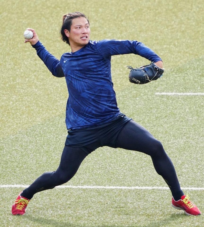 　ＺＯＺＯマリンで遠投を行う岩下