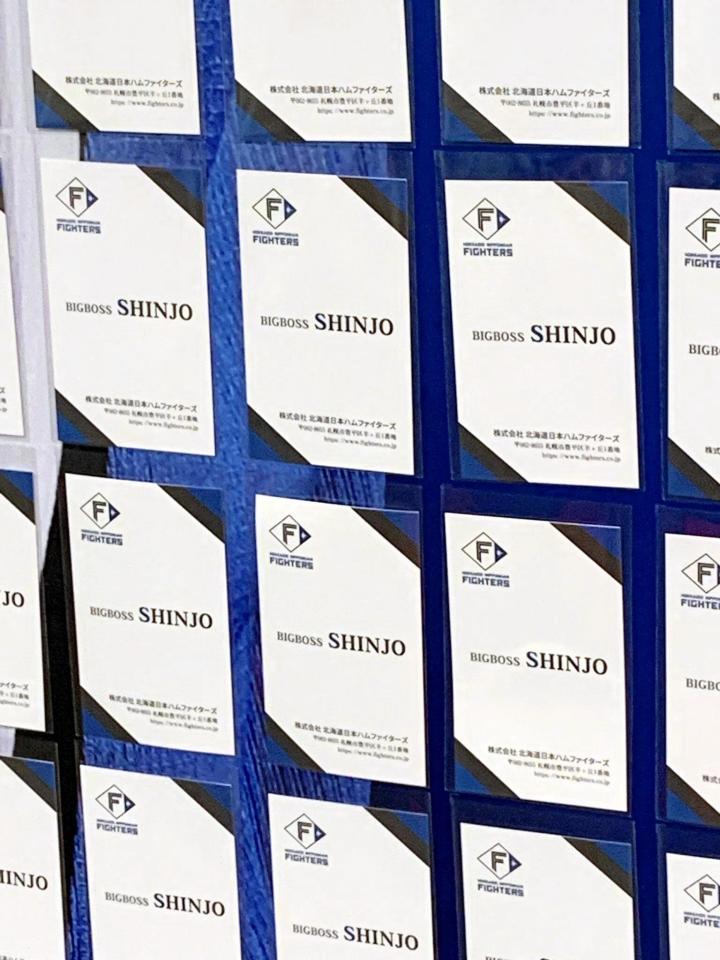 札幌駅地下歩行空間に掲示された新庄ビッグボスの名刺（日本ハムファイターズ提供）