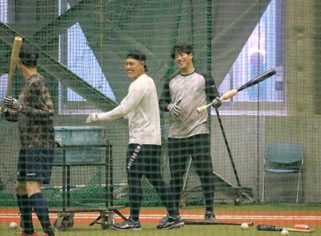 　笑顔でティー打撃をする来田（右）