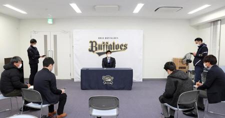 　契約更改を終え、取材に応じるオリックス山田修義（代表取材）