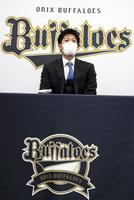 　契約更改を終え、取材に応じるオリックス山田修義（代表取材）