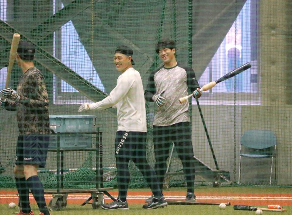 　笑顔でティー打撃をする来田（右）