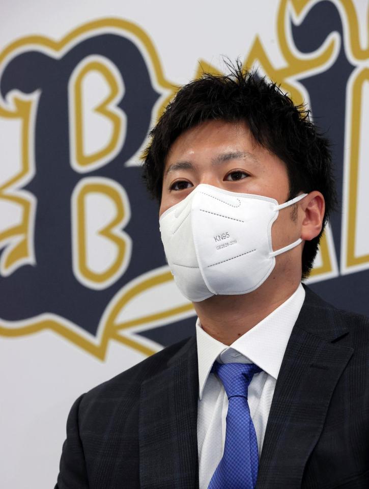 　契約更改を終え、取材に応じるオリックス山田修義（代表取材）