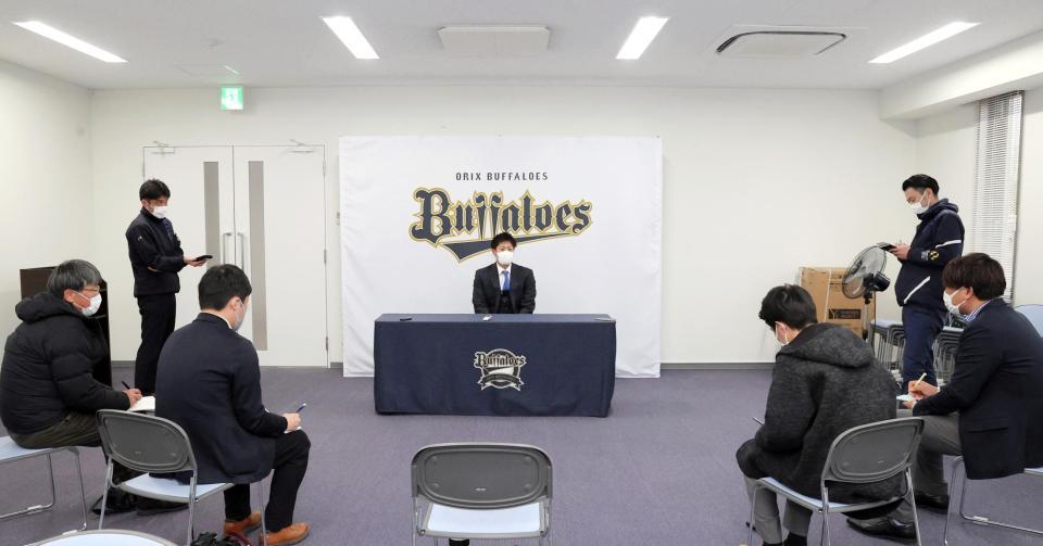 　契約更改を終え、取材に応じるオリックス山田修義（代表取材）