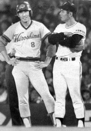 一塁ベース上で広島・山本浩二（左）に話かける巨人・王貞治＝１９７８年
