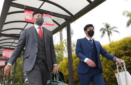 　宮崎入りした岡本和（左）と松原（撮影・伊藤笙子）