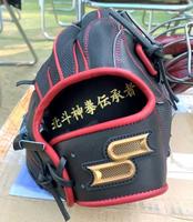 　「北斗神拳伝承者」と刺しゅうされたグラブ