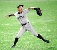 三塁へ送球するイチロー＝２０１９年３月１８日