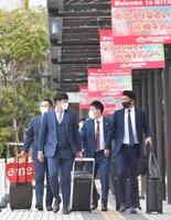 　宮崎入りした（左から）中田、菅野、丸、坂本（撮影・伊藤笙子）