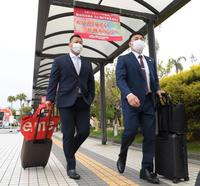 　宮崎入りした中田（左）と丸（撮影・伊藤笙子）