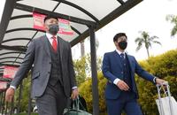 　宮崎入りした岡本和（左）と松原（撮影・伊藤笙子）