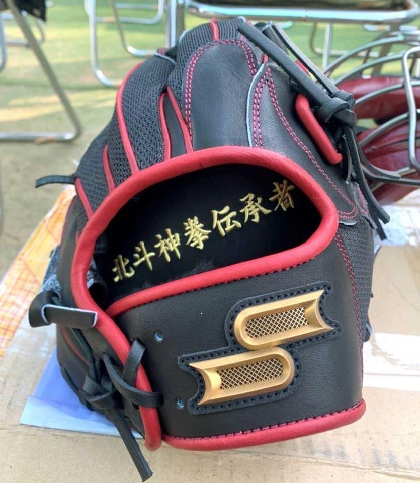 　「北斗神拳伝承者」と刺しゅうされたグラブ