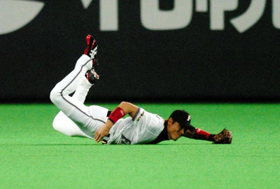 打球を好捕する新庄＝札幌ドーム、２００５年３月３０日