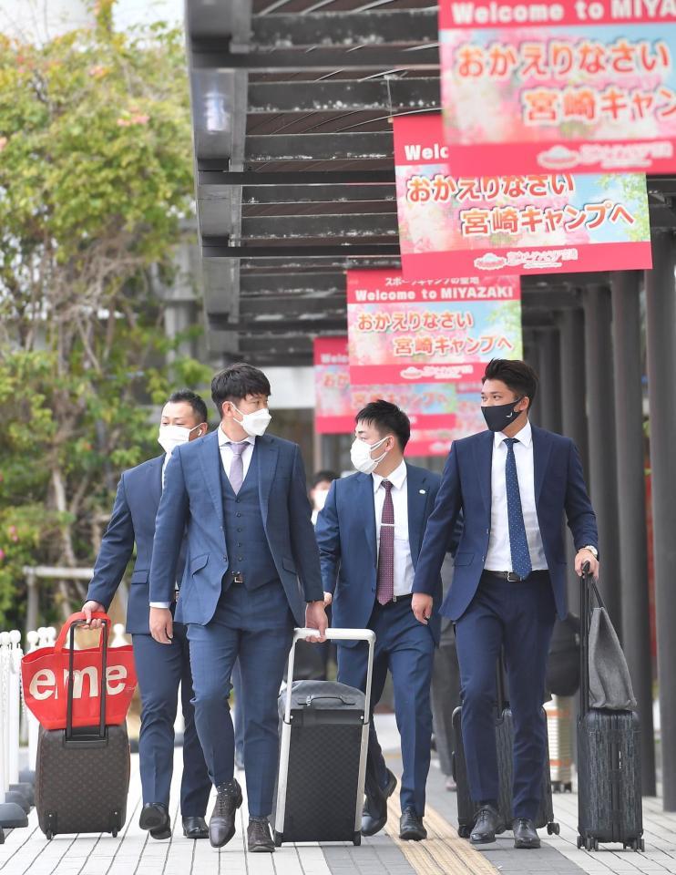 　宮崎入りした（左から）中田、菅野、丸、坂本（撮影・伊藤笙子）