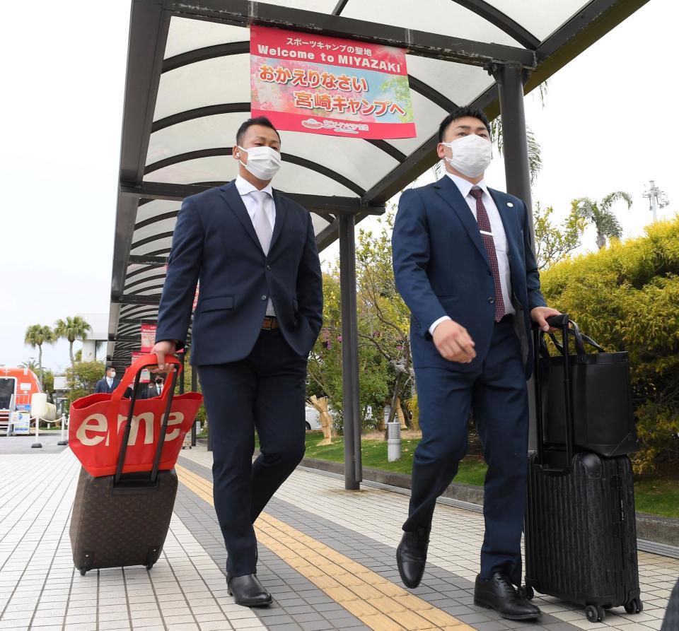 　宮崎入りした中田（左）と丸（撮影・伊藤笙子）