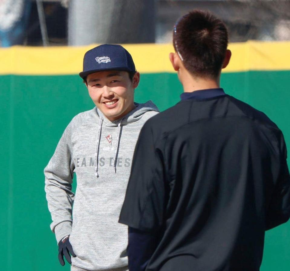 　練習中に笑顔を見せる西武・源田＝埼玉県所沢市