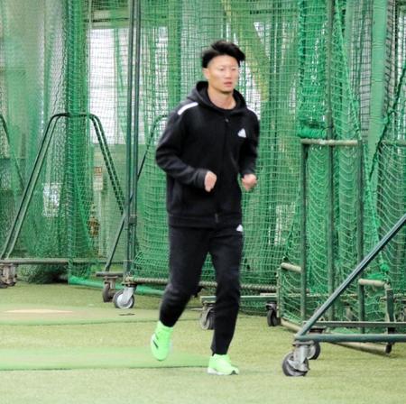 　新天地で自主トレを公開した西川