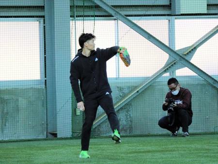 　新天地で自主トレを公開した西川