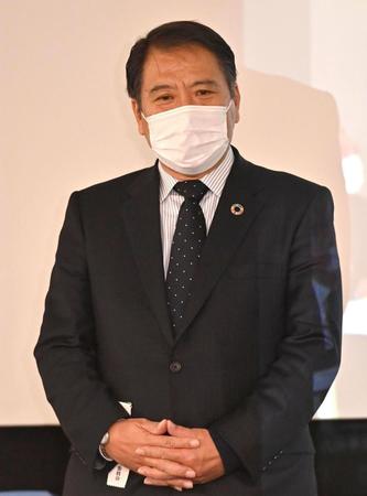 第９４回選抜高校野球大会の選考委員会であいさつする日本高野連の宝馨会長（代表撮影）