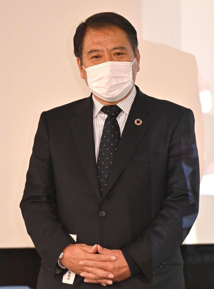 第９４回選抜高校野球大会の選考委員会であいさつする日本高野連の宝馨会長（代表撮影）