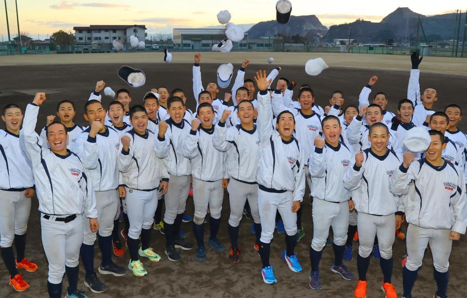 センバツ出場が決まり歓喜する大垣日大ナイン