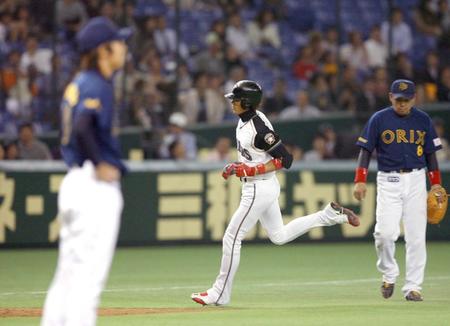 　７回、オリックス・金子（手前左）から満塁本塁打を放った日本ハム・新庄（中央）＝０６年４月１８日