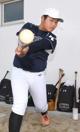 　力強くバットを振る九州国際大付・佐倉