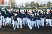 　２０年ぶり２２度目のセンバツ出場が決まり喜びを表現する広島商ナイン