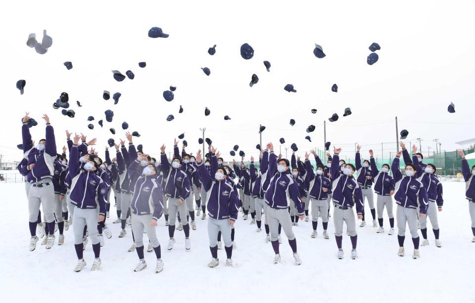 　センバツ選出を決め喜ぶ花巻東ナイン