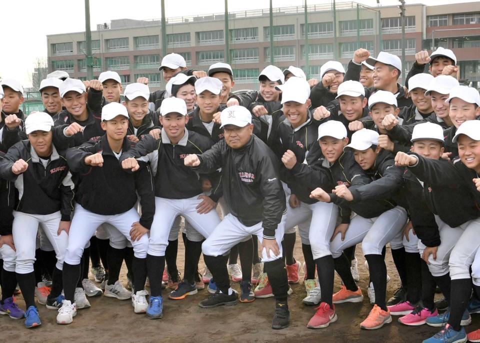 　センバツ出場を喜ぶ永田監督（前列中央）と日大三島ナイン（撮影・佐々木彰尚）