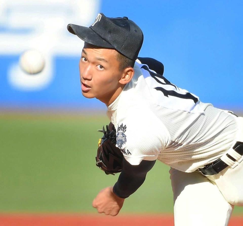 力投する大阪桐蔭・前田