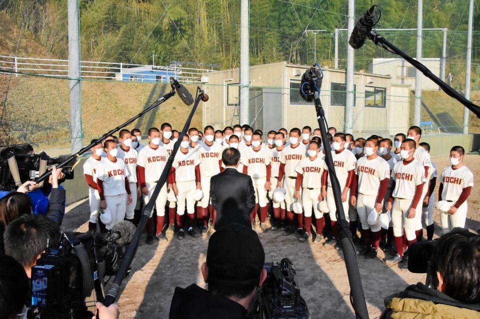 　永野校長から出場決定の報告を受ける高知ナイン