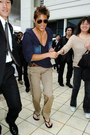 ビーサンにグラサン、ド派手な格好で沖縄入りした日本ハム・新庄＝那覇空港（04年１月31日）